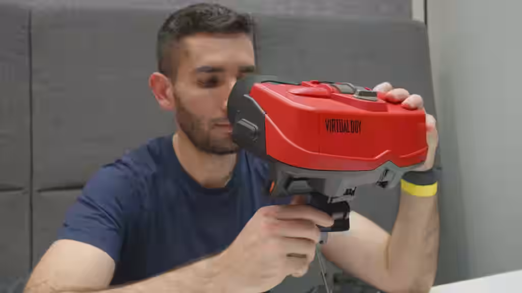 Un chico utilizando al Virtual Boy de Nintendo