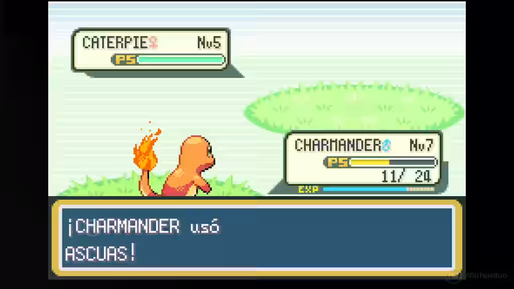 Charmander usando Ascuas contra un Caterpie en un combate de Pokémon Rojo Fuego.