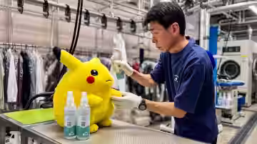 Una tintorería de Japón se vuelve viral por limpiar peluches de Pikachu gordo