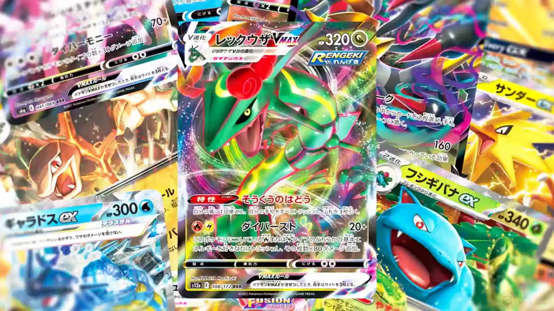 Colección de cartas raras de JCC Pokémon con Rayquaza, Zapdos y otros legendarios brillantes