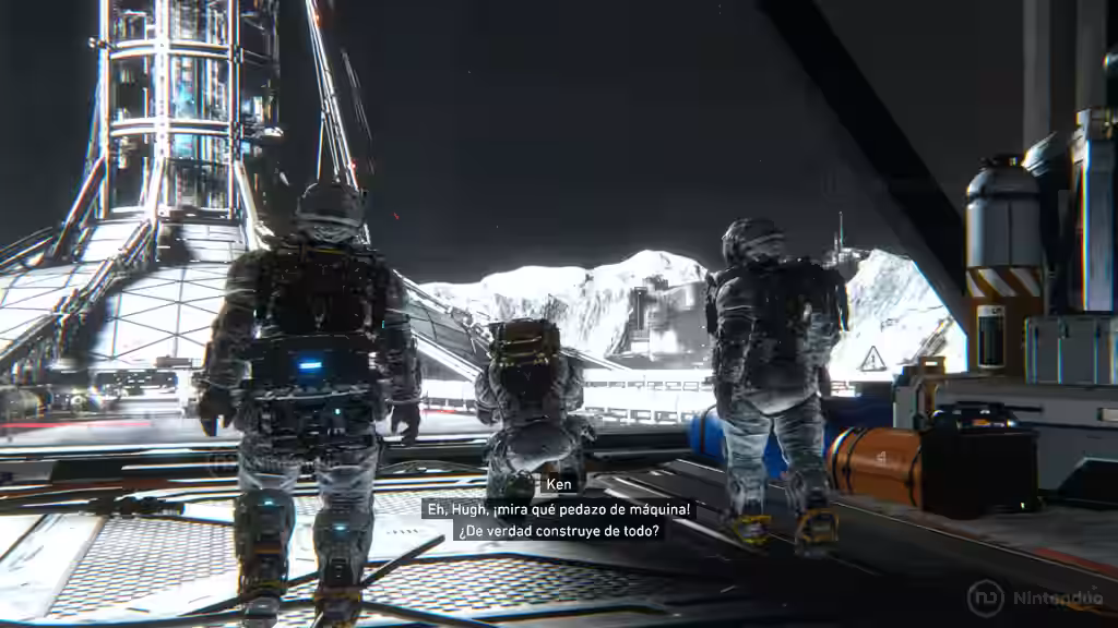 Hugh y otros astronautas exploran una base lunar con torre de lanzamiento en PRAGMATA para Nintendo Switch 2.